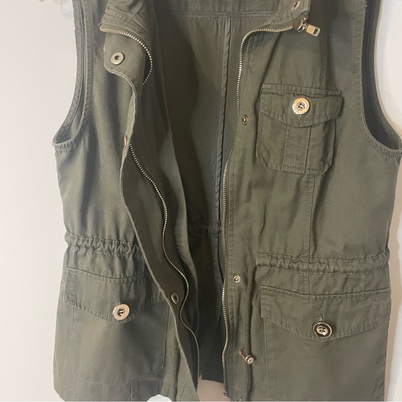 Green Sleeveless Cargo Vest  drawstring waist Zipper and button closure - Picture 6 of 10